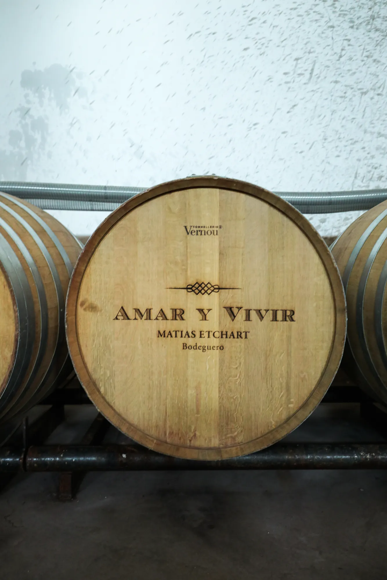 Oak barrel engraved with 'Amar y Vivir' and 'Matías Etchart Bodeguero'